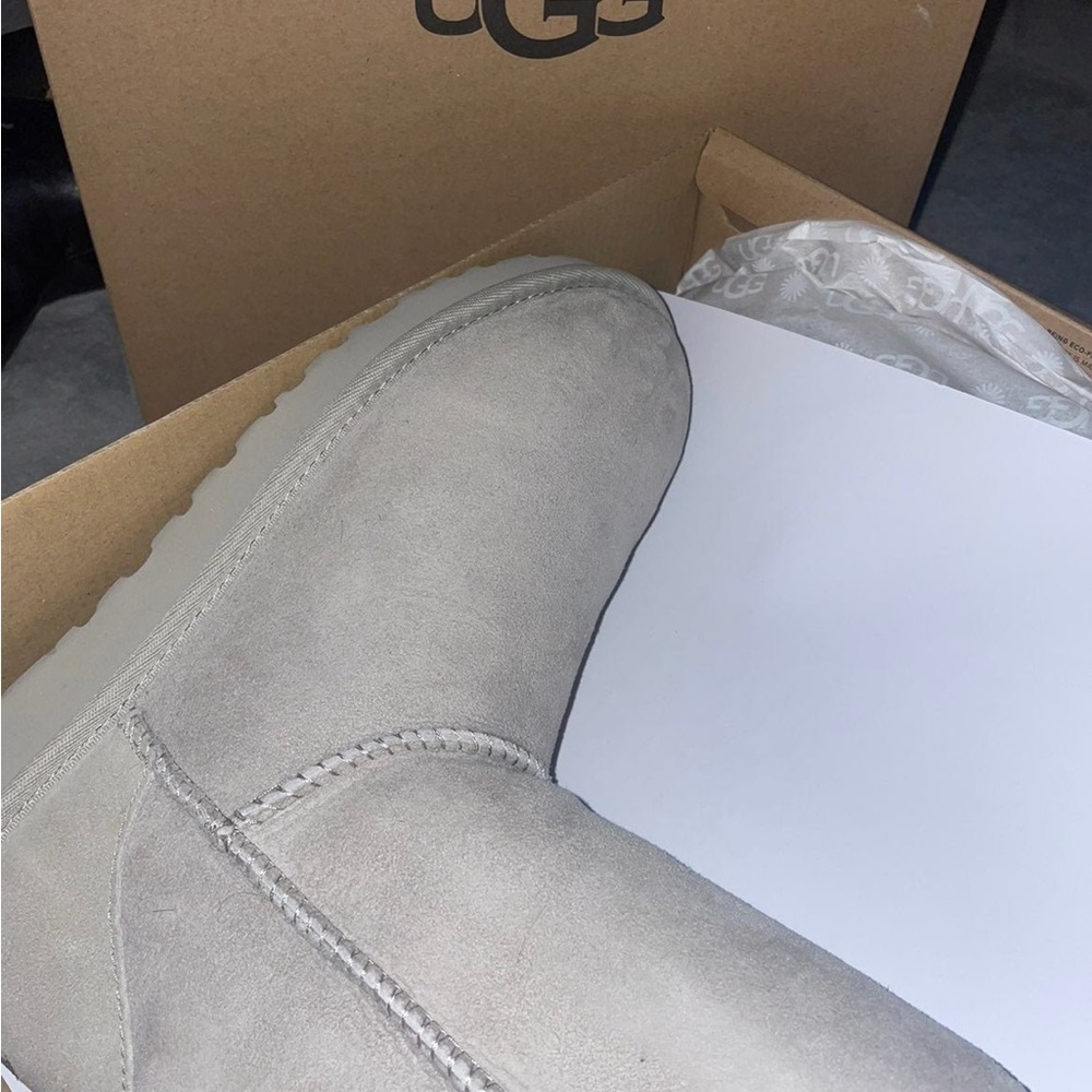 Ugg boots with a neon detail UGG logo
